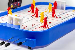 Hockey Tischspiel für Kinder im weißem Hintergrund