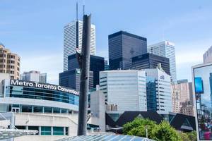 Hohe Gebäude mit Fensterfassaden in der Innenstadt von Toronto