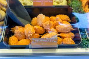 Holländischer Snack gebakken Muslito’s in Verkaufsauslage