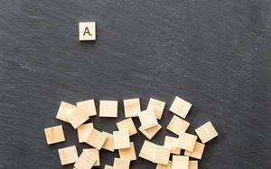 Holz-Scrabble auf Schieferplatte