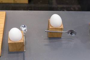 Hölzerner quadratischer Eierbecher mit eingebautem Magnet und davon gehaltenem Löffel