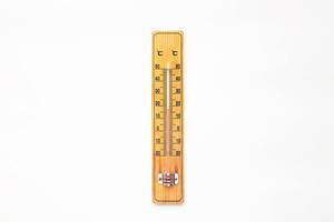 Hölzernes Thermometer zur Messung der Außentemperatur oder Raumtemperatur auf weiß