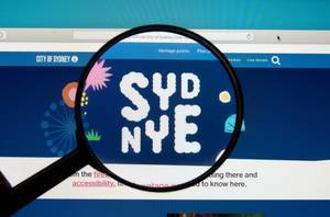 Homepage der Silvester-Veranstaltung in Sydney, Australien mit durch Lupe hervorgehobenem Logo