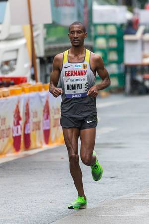 Homiyu von der Eintracht Frankfurt als zweitbester Deutscher beim Frankfurt Marathon