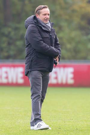 Horst Heldt, der neue Mann an der Spitze beim 1.FC Köln schaut sich gespannt das Training an