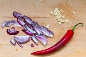 Hot ingredients: onions, garlic and red chili peppers
