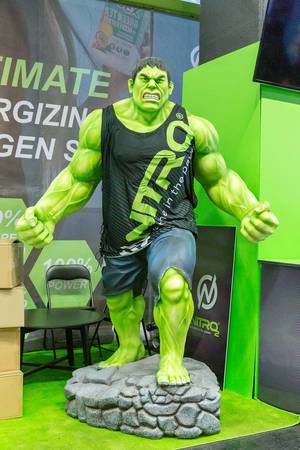 Hulk-Figur promotet Nitro 2 Sauerstoffspray auf der Fibo in Köln