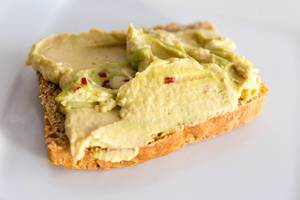 Hummus mit Avocado von Deli Genuss ist ein veganer und gesunder Brotaufstrich