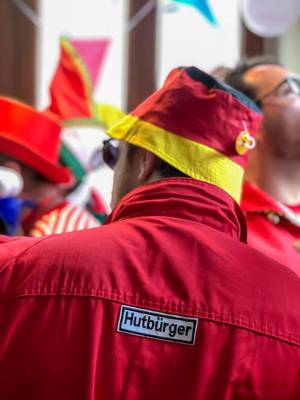 Hutbürger - Ein Mann mit einem Hut in den Farben der Deutschen Nationalflagge und einer roten Weste