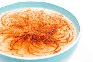 Hüttenkäse-Joghurt mit Kakaopulver als Frühstück in einer Schüssel Nahaufnahme