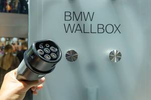 i3 Typ-2 Stecker vor der BMW Wallbox Ladestation für Elektroauto und Hybridwagen
