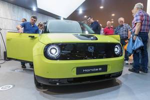 IAA-Besucher begutachten das neue Elektrofahrzeug Honda-e mit integrierter Ladebuchse für CCS2-Stecker in der Motorhaube