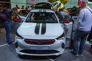 IAA-Besucher betrachten die Neuauflage des Opel Corsa in Zusammenarbeit mit PSA: Kleinwagen als Benziner und E-Variante