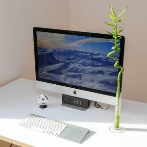 iMac Setup mit LaMetric Smart-Uhr und Timeular Trackingwürfel