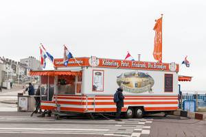 Imbisswagen mit holländischer Flagge am Strand von Zandvoort, Niederlande