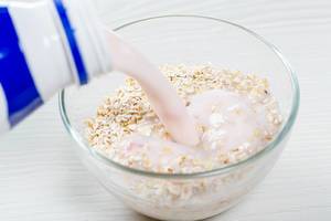 In oat flakes poured yogurt. The concept of Breakfast