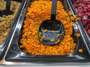 Indischer Möhren-Linsen-Salat mit Kurkuma, Bochshornklee, Fenchel, Kümmel und Curry als Salatbeilage an der digitalen Picadeli Salatbar