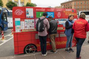 Informationsschalter für den Sightseeing-Bus in Sankt Petersburg