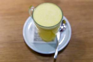 Ingwer-Tee mit frisch gepresster Orange