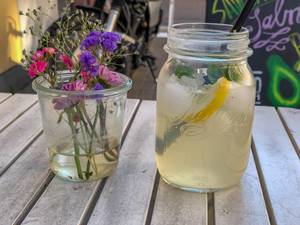 Ingwer-Zitronen-Limonade und Blumen im Glas