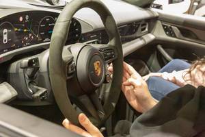 Innenraum, Lenkrad und digitale Bedienelemente im Porsche Elektrosportswagen Taycan Turbo S