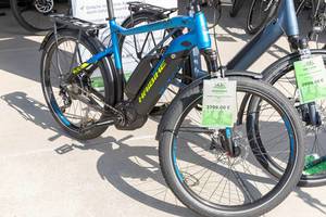 Innovative E-Fahrräder  für Trekkingradler von Haibike, in blau und schwarz