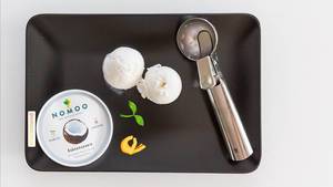 Instagrambild von Foodblooger zeigt das vegane Nomoo - Kokosnusseis mit Eiskugeln und Eislöffel aus der Sicht von oben