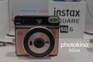 Instax sq 6 Retrolook-Polaroid-Kamera neben dem Bildtitel "photokina Köln"