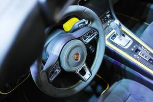 Interieur von Porsche 911 Carrera GTS Sportwagen: Close-up von Lenkrad