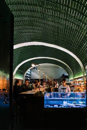 Interior of Lisbon bar ornamented with glass bottles / Innenraum von Lissabon-Stange verziert mit Glasflaschen
