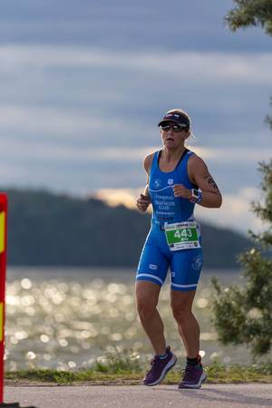 Internationale Teilnahme beim Ironman in Finnland mit einer Athletin aus Amerika auf der Marathon-Zielgeraden am Vesijärvisee