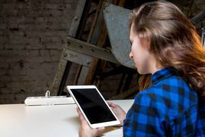 iPad at use in loft office / iPad bei Verwendung in Loft-Büro