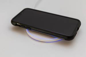 iPhone schnell aufladen: Universell einsetzbare, stylische Limxems Qi Induktionsladestation mit blauem Licht