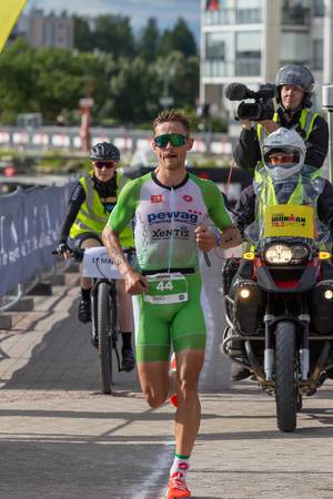 Ironmanteilnehmer und Profiathlet Daniel Bækkegård rennt den Marathon, kurz vor seinem Sieg beim Ironman 70.3 in Finnland