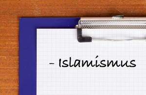 Islamismus als Text auf einem Klemmbrett geschrieben