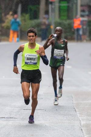 Italiener Daniele Meucci verfolgt von John beim Frankfurter Marathon 2019