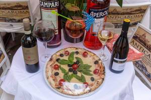 Italienische Pizza mit Aperol und Wein in Rom
