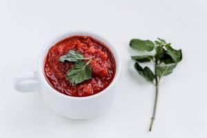 Italienische Tomatensuppe mit frischen Kräutern