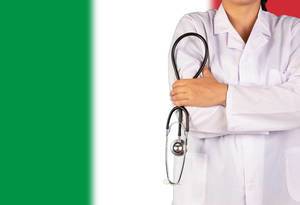 Italienisches Gesundheitssystem symbolisiert durch die Nationalflagge und eine Ärztin mit Stethoskop in der Hand