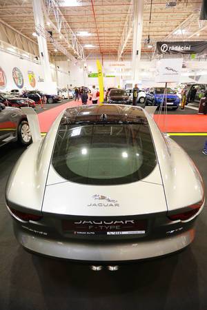 Jaguar F-Type Sportwagen, Aufnahme von hinten beim Bukarest Auto Show