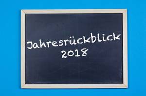 Jahresrückblick 2018 geschrieben auf einer Tafel auf blauem Hintergrund