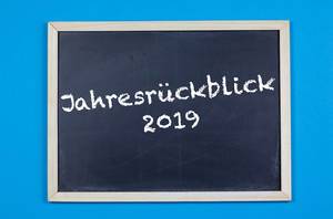 Jahresrückblick 2019 geschrieben auf einer Tafel auf blauem Hintergrund