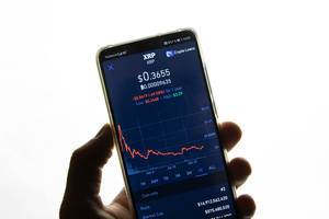 Jahresverlauf des Ripple Börsenwertes (XRP) auf Bildschirm von Mobiltelefon