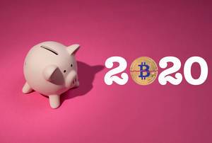 Jahreszahl 2020 mit Bitcoinmünze, auf pinker Hintergrund, neben einem rosa Sparschwein
