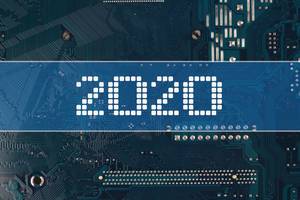 Jahreszahl 2020 vor einer elektronischen Leiterplatte als Hintergrund
