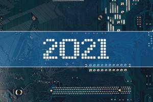 Jahreszahl 2021 vor einer elektronischen Leiterplatte als Hintergrund