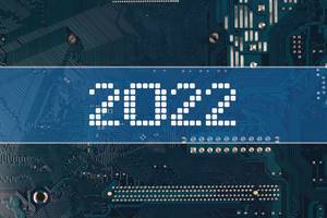 Jahreszahl 2022 vor einer elektronischen Leiterplatte als Hintergrund