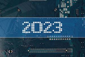 Jahreszahl 2023 vor einer elektronischen Leiterplatte als Hintergrund