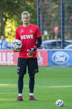 Jan-Christoph Bartels mit Torwarthandschuhen und Ball in der Hand