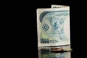 Japanische Währung: 1000 Yen vor schwarzem Hintergund